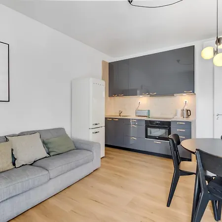 New 2br Fancy Luminous W/ Ac | By Airnest Apartmán